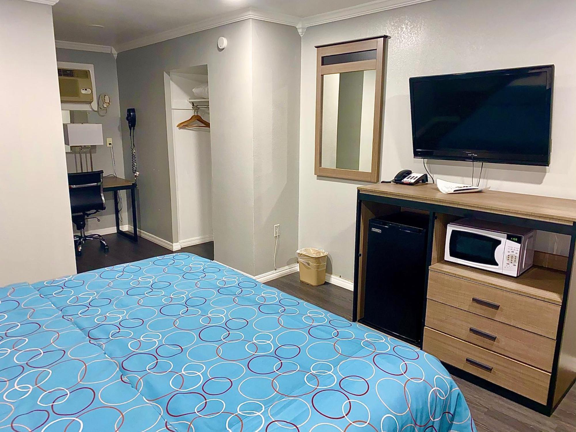 Budget Host Hotel *