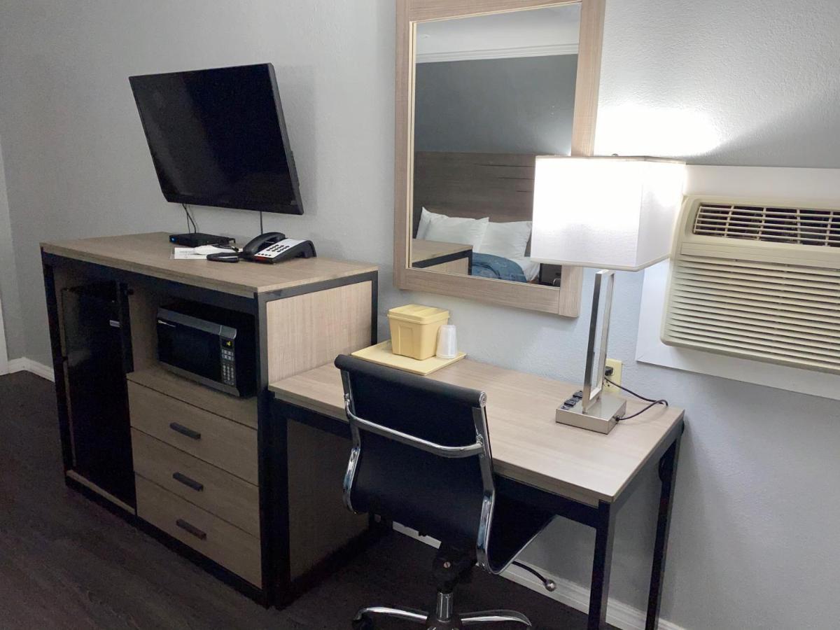 Budget Host Hotel *